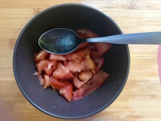 开背虾番茄蒸豆腐（减肥必看）,用勺子在碗中番茄划碎，这种不规则的茬口可以有更好的口感。切出来的番茄棱角太分明，入口不舒服。