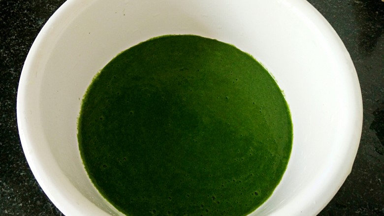 绿叶饺子,放料理机中榨出菠菜汁。