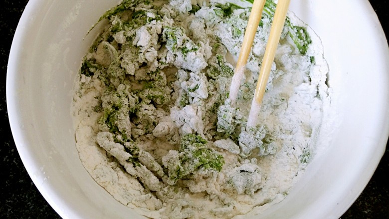 绿叶饺子,边搅拌边加面粉。