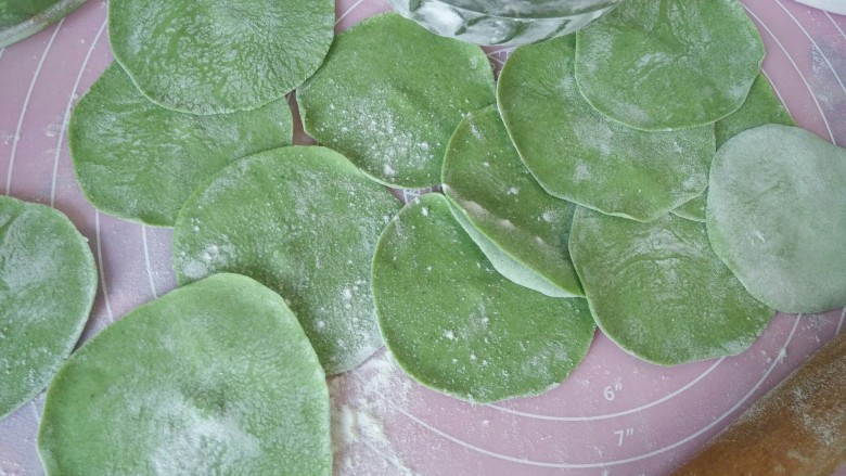 绿叶饺子,成中间厚边缘薄的饺子皮。