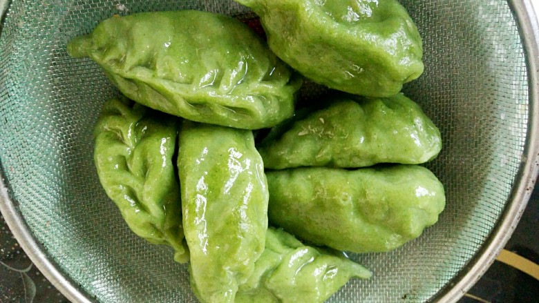 绿叶饺子,开水下锅煮熟即可，也可以做成蒸饺或煎饺。