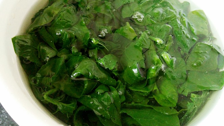 绿叶饺子,菠菜摘洗干净，取叶，放开水中烫熟放凉水中拔凉备用。