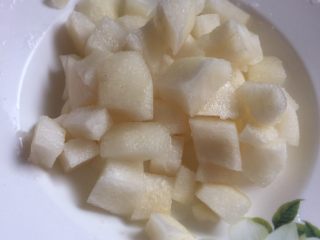雪梨银耳粥,快到40分钟的时候，将梨子刮皮，切成小块。