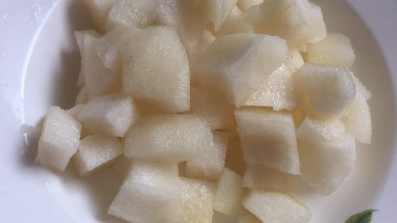 雪梨银耳粥,快到40分钟的时候，将梨子刮皮，切成小块。