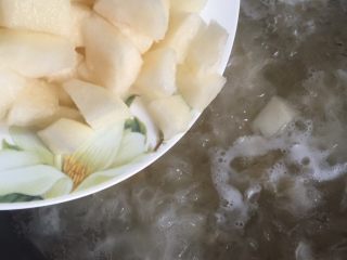 雪梨银耳粥,炖煮40分钟后，将梨块加入，接着炖煮10分钟，时不时搅拌锅底，浮末较多时撇去