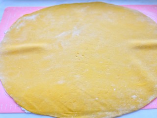 南瓜花卷,将发酵好的面团揉匀排气擀成大圆片