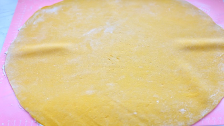 南瓜花卷,将发酵好的面团揉匀排气擀成大圆片