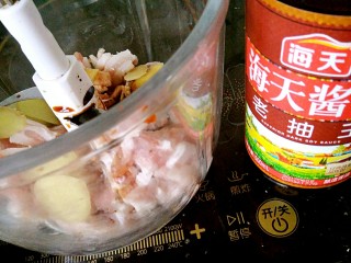 黑酱油+饺子皮包馄炖,姜片肉片放入绞肉机中，加入老抽酱油和味极鲜酱油和料酒。