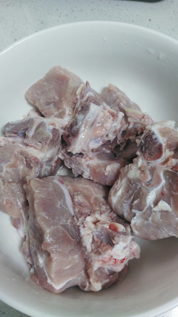 菜谱#紫薯栗子带肉猪脊骨汤#(创建于7/11~2017),带肉猪脊骨经泡去血水后并清洗。