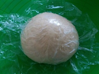椰蓉面包（8寸圆模）,面团覆盖保鲜膜松弛15分钟