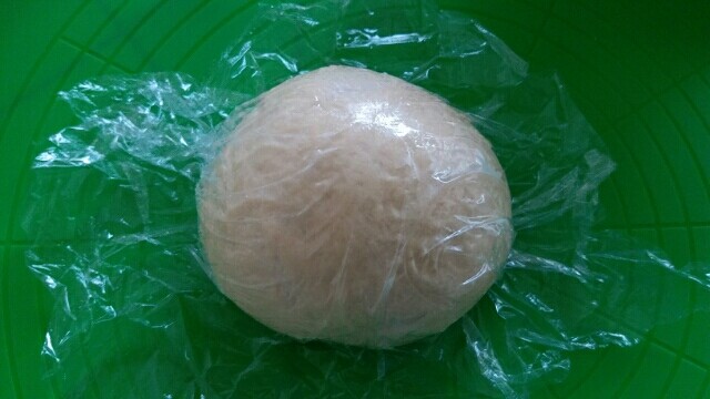 椰蓉面包（8寸圆模）,面团覆盖保鲜膜松弛15分钟