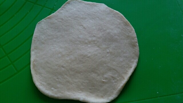 椰蓉面包（8寸圆模）,拿个面团擀开