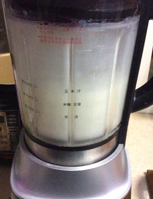 滋补米浆,在搅拌机中打成糊，（如剩饭稠加点水）