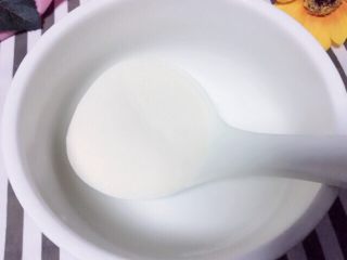 滋补米浆,一勺椰子粉加水搅拌均匀