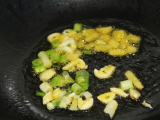 排骨炖土豆,爆香葱姜蒜