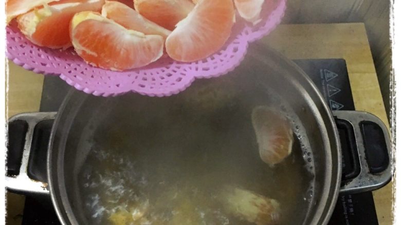 DIY 美味橘片爽,把橘片倒入开水锅里
