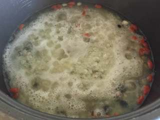 腊肠杂粮竹筒饭,浸泡好的糯米、杂粮米全部倒入电饭煲内，加入适量水后加热，水开后再煮2-3分钟；