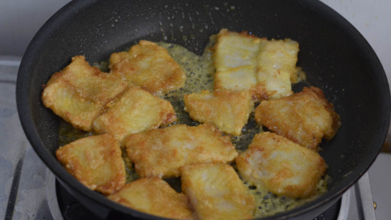 香煎巴沙鱼片,翻面再煎，熟透出锅。
