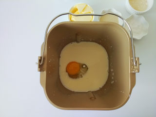 全麦奶香豆沙吐司,在面包机桶里倒入液体（牛奶和鸡蛋）