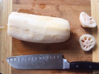 中式甜品—蜜汁莲藕（桂花糖藕）,削皮后用刀将两头切断。不要切太小以免最后扎不牢，也不要切太过使中段过于短小。一般在两头隆起弧度变成圆筒状的地方下刀即可。
