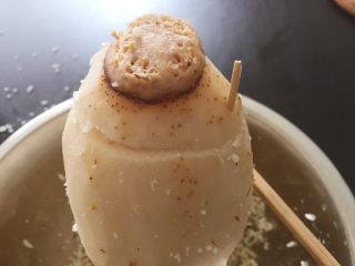 中式甜品—蜜汁莲藕（桂花糖藕）,把塞好糯米的藕端对准原来的位置，用牙签固定扎好。一般塞3个就可以，没把握的话可以多扎几个牙签。