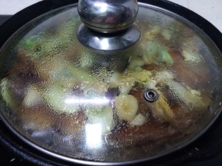 黑酱油+红烧带鱼,锅里的汤炖至很少时开大火收汁