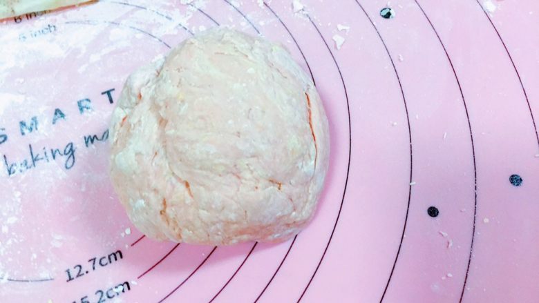 马卡龙色 高颜值汤饺系列@@
猪肉大葱馅●麦穗饺,然后同样取200g的面，下盐下鸡蛋，下红水，和面成粉色面团，然后揉面，醒面。