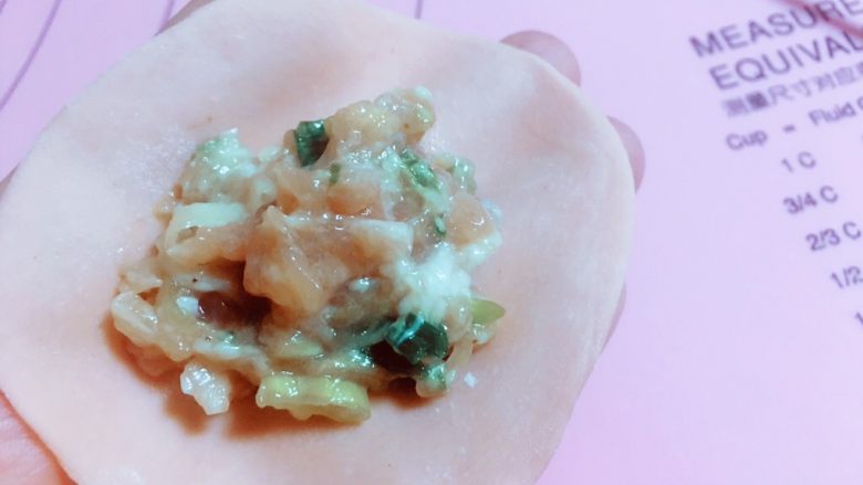 马卡龙色 高颜值汤饺系列@@
猪肉大葱馅●麦穗饺,然后把肉馅放面皮的中央，不要太多也不要太少。就大概图这样。