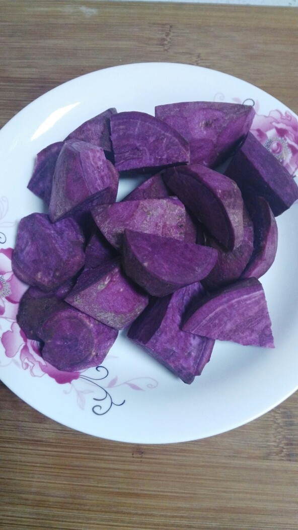 菜谱#紫薯栗子带肉猪脊骨汤#(创建于7/11~2017),紫薯洗净，并去除不干净的斑，备用。
