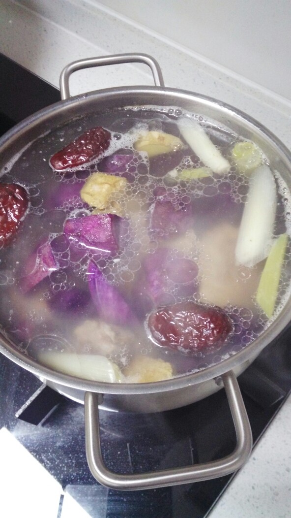 菜谱#紫薯栗子带肉猪脊骨汤#(创建于7/11~2017),整理干净的紫薯放入汤锅内。