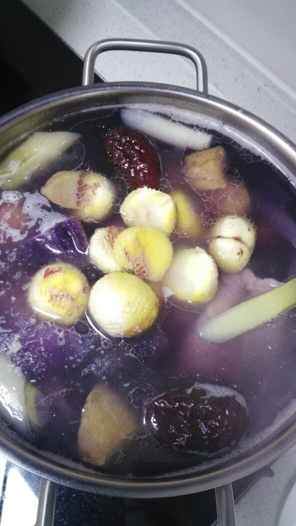 菜谱#紫薯栗子带肉猪脊骨汤#(创建于7/11~2017),再把粟子放入汤锅内，与紫薯一并烧煮15分钟。