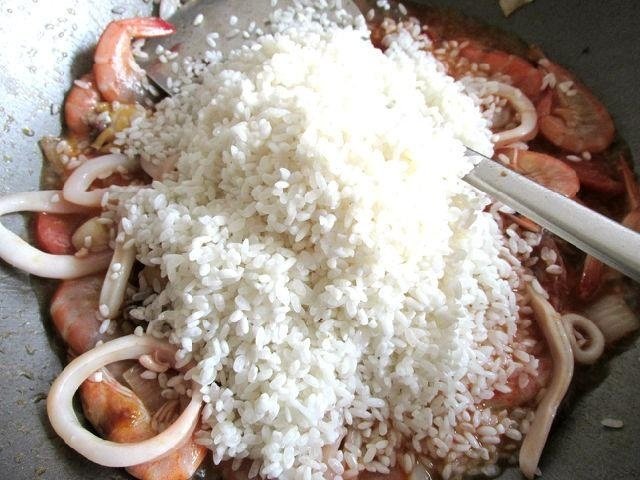 海鲜鲍鱼饭,倒入大米翻炒。