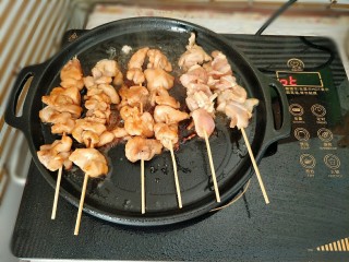 蜜汁鸡肉串,等鸡肉串都煎熟的时候，两面刷上海鲜酱关火，利用余温将酱汁焖热
