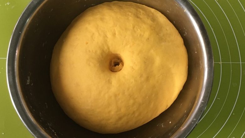 花式南瓜馒头,判断面团是否发酵好，看体积是否变大，手指戳个洞不变形说明发酵好了。