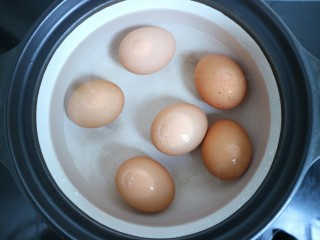 黑酱油+五香酱油蛋,鸡蛋洗净放入锅中。