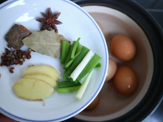 黑酱油+五香酱油蛋,把葱，姜，花椒，大料，桂皮，香叶一起倒入锅中。