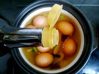 黑酱油+五香酱油蛋,倒入约10ml老抽。