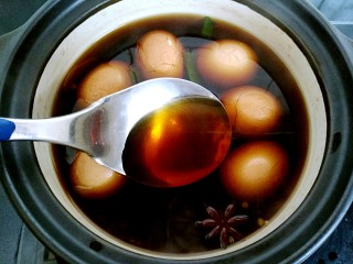 黑酱油+五香酱油蛋,搅拌均匀后，用勺子把鸡蛋挨个拍碎。