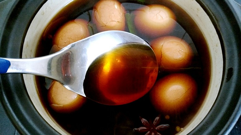 黑酱油+五香酱油蛋,搅拌均匀后，用勺子把鸡蛋挨个拍碎。