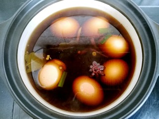 黑酱油+五香酱油蛋,把佐料搅拌均匀。