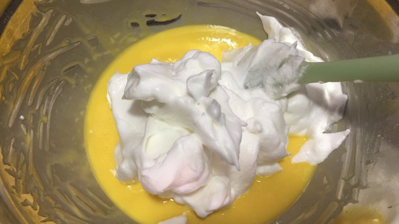 原味蛋糕卷,取二分之一蛋白霜到蛋黄糊中进行翻拌