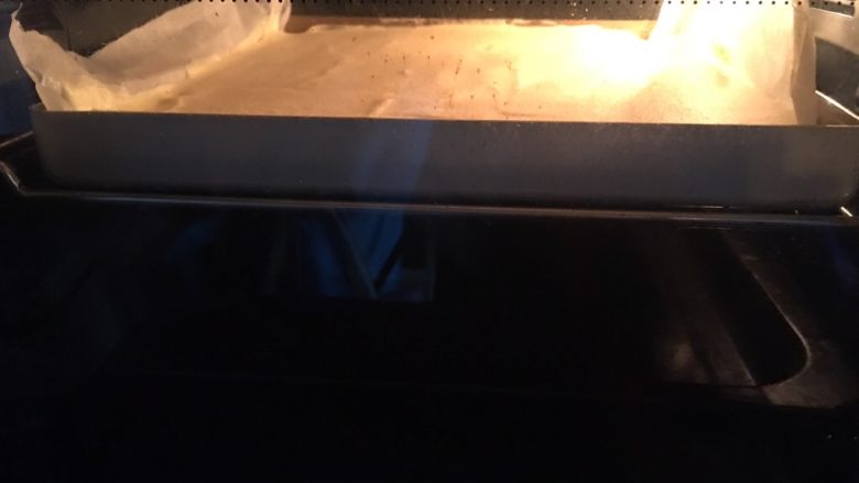 原味蛋糕卷,烤箱150度10分钟后把温度降到120度20分钟 （温度时间只是个大概，具体根据自己的烤箱温度来）