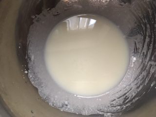 原味蛋糕卷,牛奶和油混合至乳化状态
