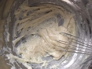 原味蛋糕卷,用蛋抽搅拌均匀，看不到干粉和颗粒状即可