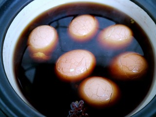 黑酱油+五香酱油蛋,三分钟后关火，这时的鸡蛋还没有太入味，需要在锅里再浸泡3小时以上，时间越长味道越好。