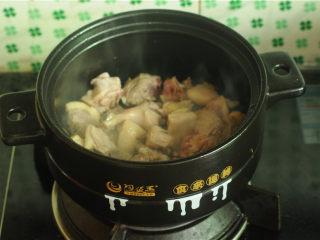 湘西血粑鸭,砂锅倒入油，烧热，将鸭肉块倒进去，翻炒至金黄色