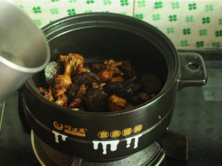 湘西血粑鸭,沿着锅边加入食材一半的水，稍微翻动防止粘锅