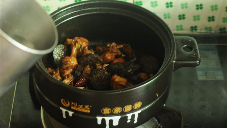 湘西血粑鸭,沿着锅边加入食材一半的水，稍微翻动防止粘锅
