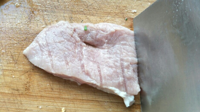 炸猪排,用刀背拍肉，然后轻轻的把肉剁松，横竖和翻面都需要这样加工一下。