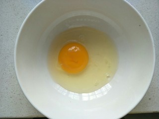炸猪排,鸡蛋打入碗中打散。
